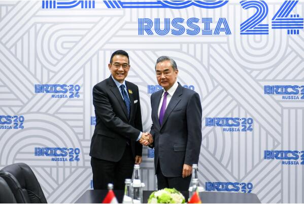 王毅会见泰国外长玛里1