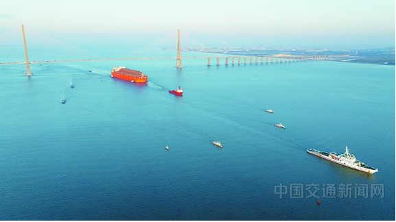 我国首座大型浮式天然气液化装置“NGUYA FLNG”轮顺利离开长江江苏段